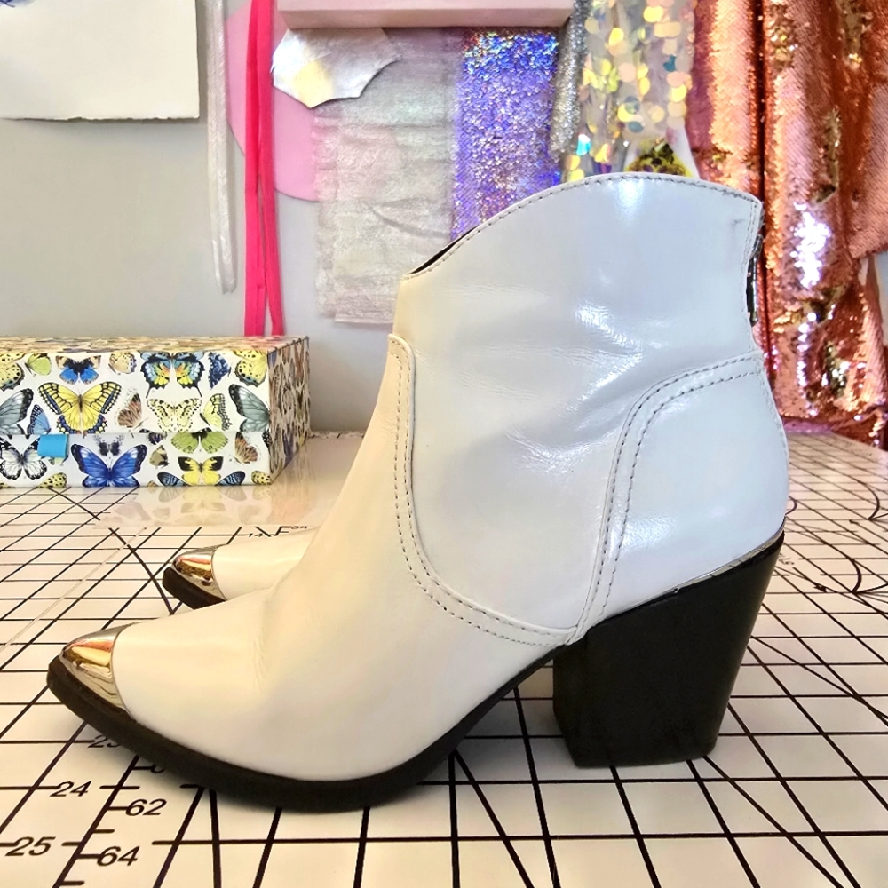 Aqua White Patent Leather Western Pose Boots - 6.5